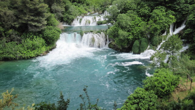 クロアチア観光クルカ国立公園はエメラルドグリーンに輝く水と緑豊かな森の中を散策 いき旅プラン