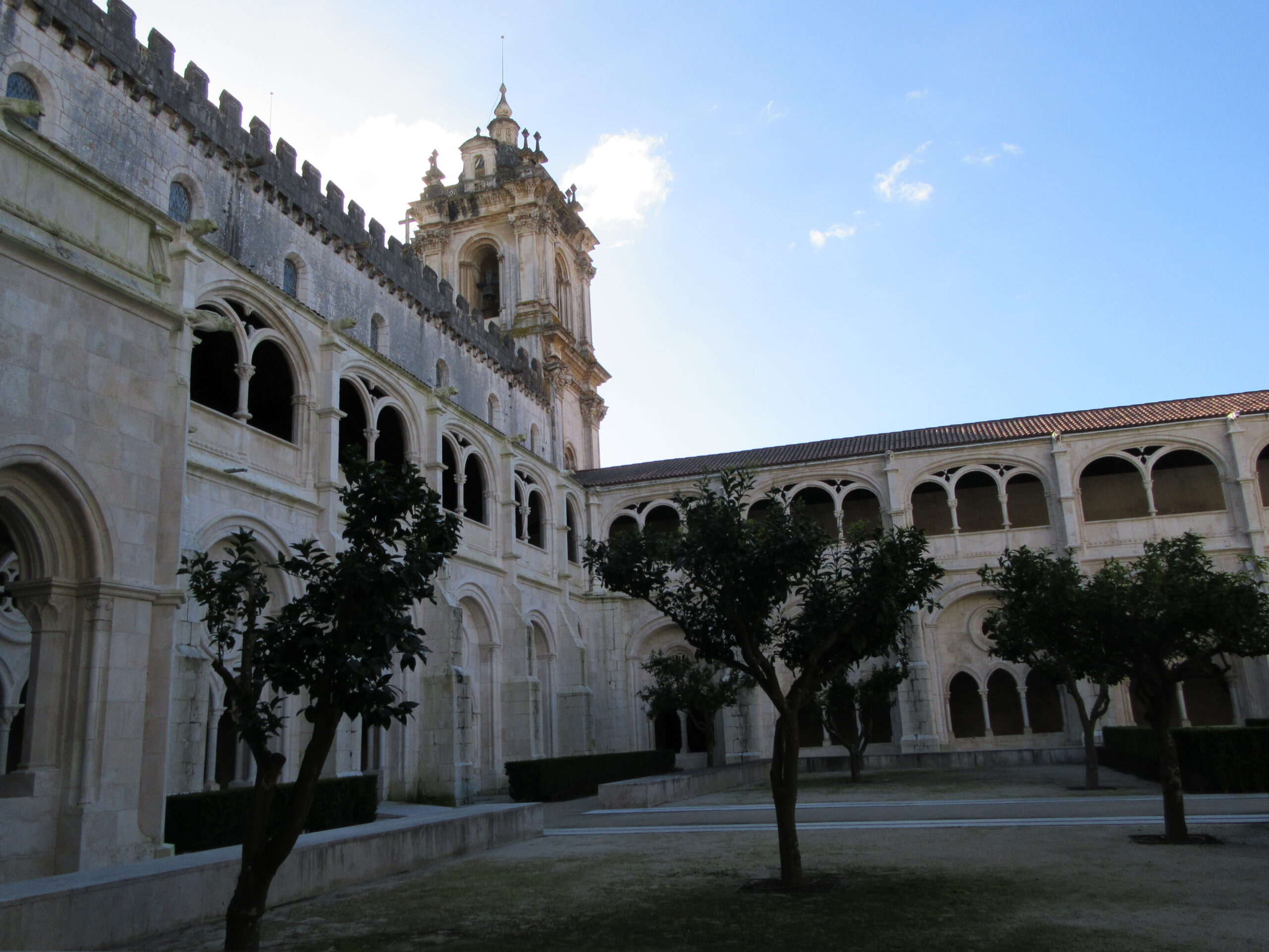 ポルトガルの小さな町アルコバサにある世界遺産サンタマリア修道院のご 